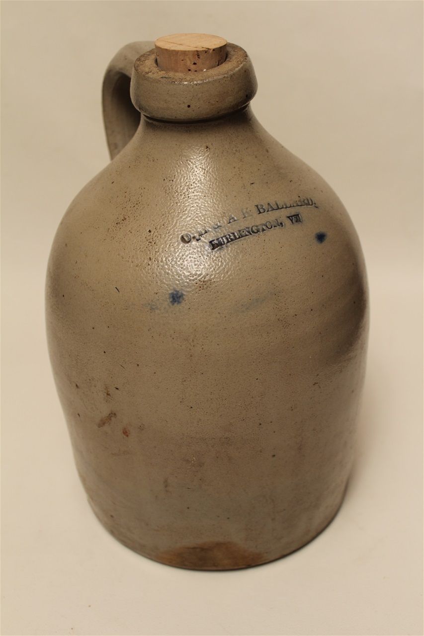 Cruche en grès, O. L. & A. K. Ballard / Burlington, VT, 1859-1866, photo J. B. Dion.