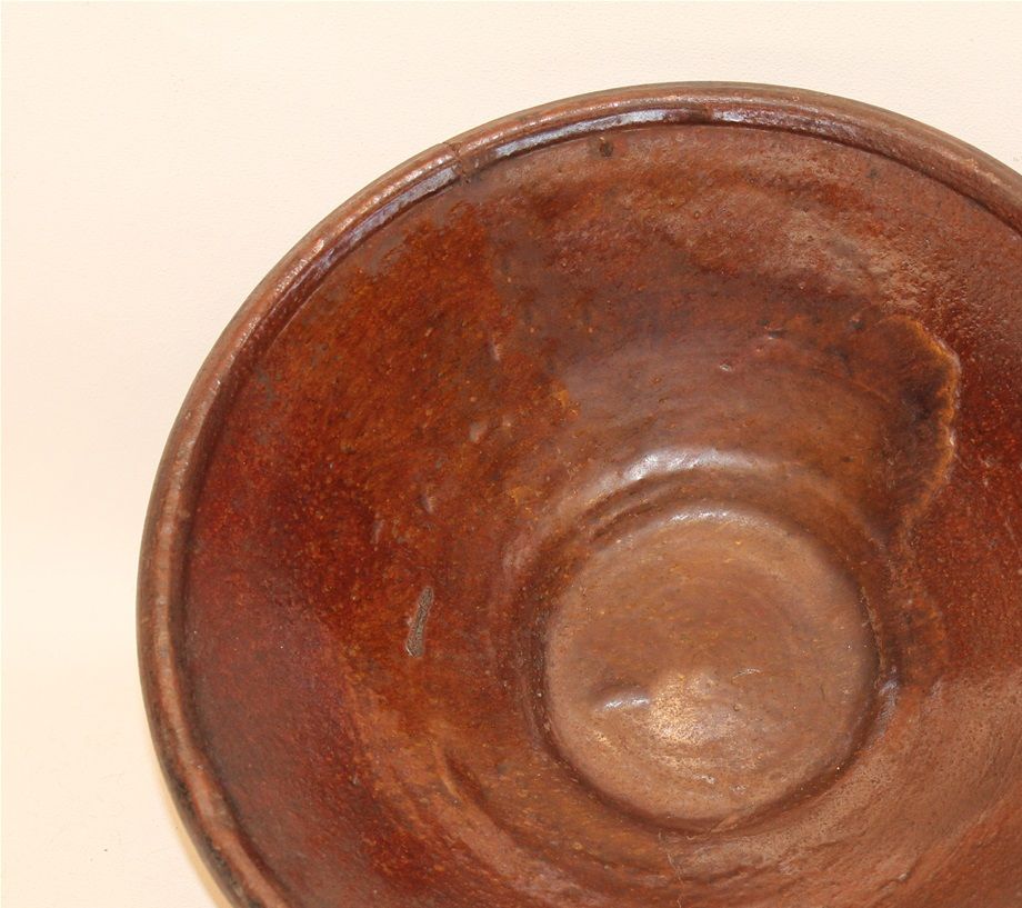 Terrine tournée en terre cuite rouge, vernissée à l'intérieur, bec verseur, rebord avec lèvre arrondie à l'extérieur et en saiilie à l'intérieur. Attribuée à un potier de la région de Saint-Denis ou de Québec, c. 1820-1860, 7 x 23,5 cm.