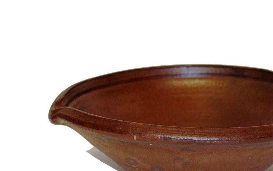 Terrine tournée en terre cuite rouge, vernissée à l'intérieur, bec verseur, rebord avec lèvre arrondie à l'extérieur et anguleux à l'intérieur. Attribuée à un potier de la région de Québec ou de Chicoutimi, c. 1820-1860, 10 x 25,5 cm.
