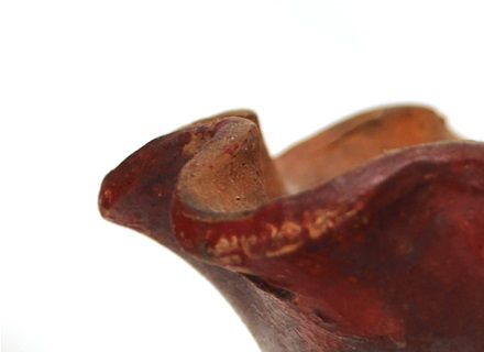 Pot à fleur Dion à suspendre, avec soucoupe intégrée, bordures ondulées, sans glaçure,, peinture rouge,  c. 1890-1910, 12 x 20 cm.