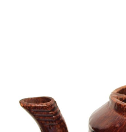 Théière Dion cylindrique au motif de guerrier antique en médaillon perlé et feuilles à trois lobes, un motif conforme aux tessons du site de Cap-Rouge c. 1880-1900. Hauteur 24,5 cm. Plus d'un format connu.