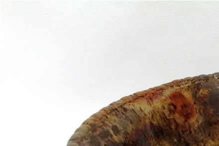 Grand bol Dion au rebord perlé, glaçure usée à l'intérieur, avec des taches rouge, encerclées de vert olive en dessous. Terre cuite grisâtre et non rouge, carbonisation probable. Diam. 29,5 cm,, h. 7 cm.