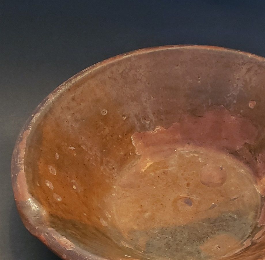 Grande terrine à bec verseur, terre cuite rouge, c. 1800-1850. Diam. 33 cm.