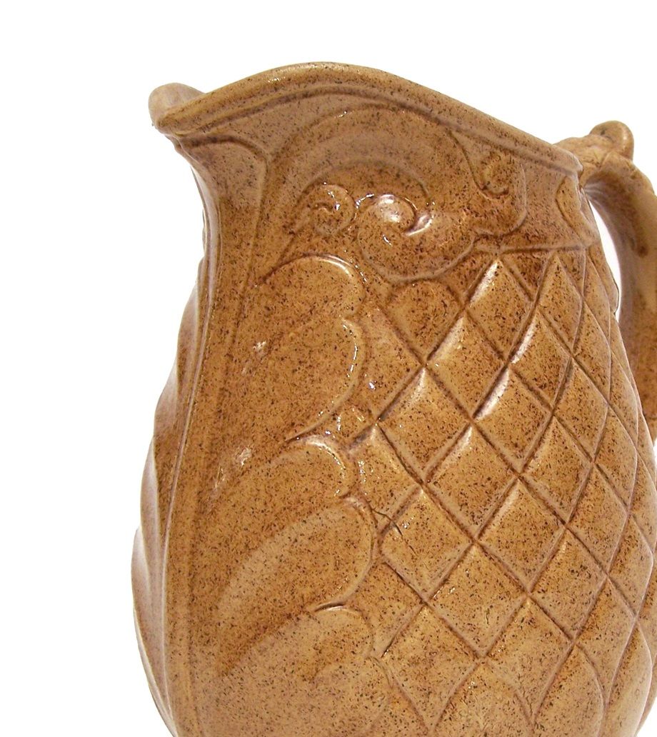 Pichet au motif de losanges et palmettes. Oxyde de manganèse saupoudré sur une glaçure au plomb et cuite jusqu'à l'obtention d'une teinte presque jaune. H. 19 cm.