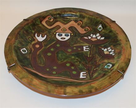 Grande assiette murale de Michel Jolivet, Shawinigan, diam. 34 cm.