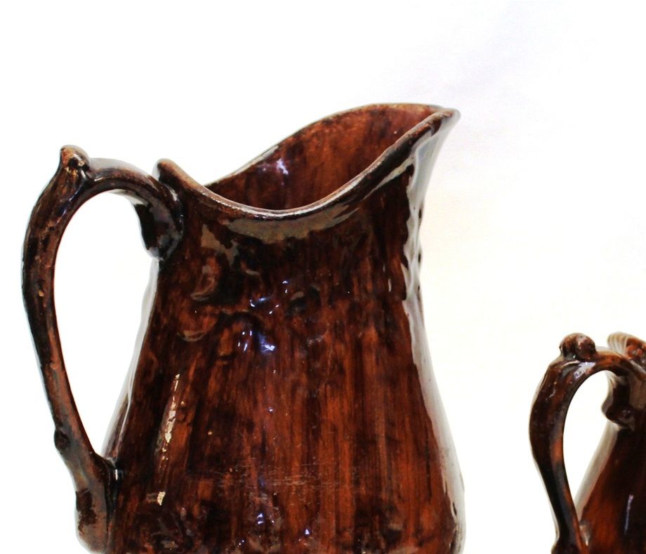 Le pichet de gauche au motif floral est de la Poterie des Dion. Par comparaison des pâtes et glaçures, le petit pichet au motif d'ancre semble bien  avoir été produit par les Dion. Le motif d'ancre est devenu populaire en Amérique  à partir de 1869 (brevet de Dellicker / East Trenton Porcelain Co.) et se retrouve sur des terres cuites fines  jaunes et des faïences blanches au New Jersey et au Maryland. Les Dion sont parmi les rares potiers connus qui faisaient encore des terres cuites rouges dans les années 1870-1900.