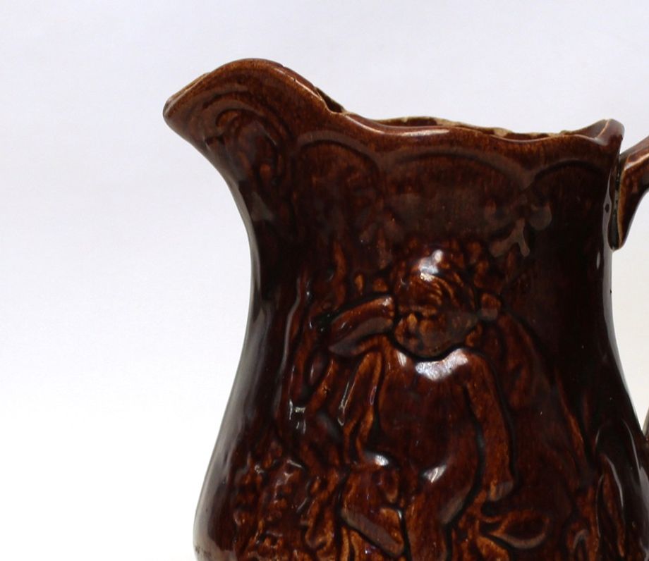 Pichet au motif d'angelot, terre cuite fine jaune à glaçure Rockingham. La Poterie de Cap-Rouge a pu produire le pichet au motif d'angelot avant que les Dion n'achètent leur moule. Modèle en plâtre de l'angelot tiré d'un tesson de la Poterie des Dion.
