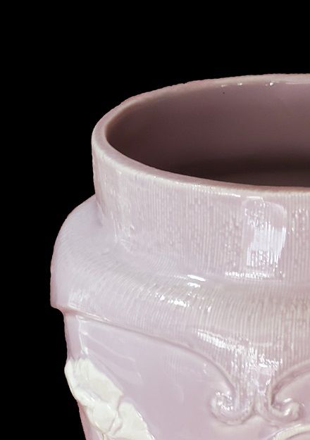 Ravissant vase au motif floral, fait par Béatrice Rickards. Il a  33 cm  de haut et a pu  servir de  porte-parapluie à l'occasion.  Collection et photo Bruce Harling.