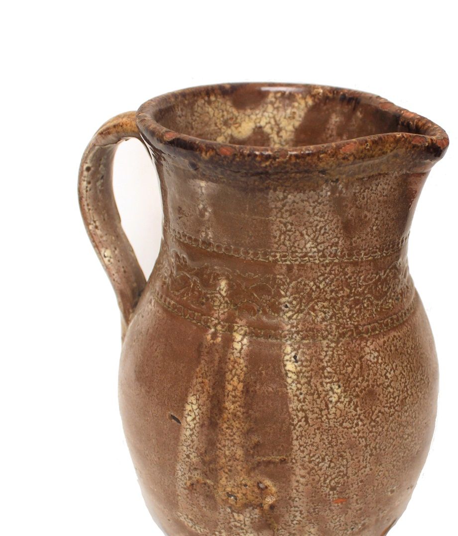 Pichet produit par la Prince Edward Island Pottery, vers 1880. On remarque la décoration à la roue  typique des produits de cette Poterie qui a oeuvré à Charlottetown de 1880 à 1898. Voir Webster 1971, p. 100-101. Bien que bâtie en 1880, cette Poterie ne sera incorporée qu'en 1881, à la demande de C. A. Hyndman, L. H. Davies, J.R. Brecken et W. Hyndman (Voir The Ottawa Daily Citizen du 9 novembre 1881).