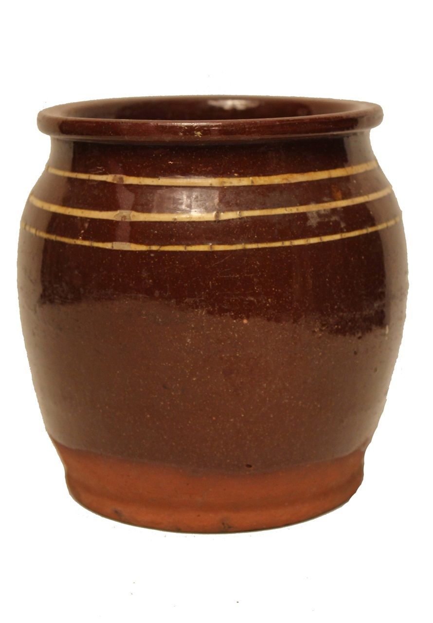 Jarre en argile cuisant rouge, glaçure transparente au plomb, trois lignes d'engobe blanc crème. Probablement de Nouvelle-Écosse, vers 1850-1885