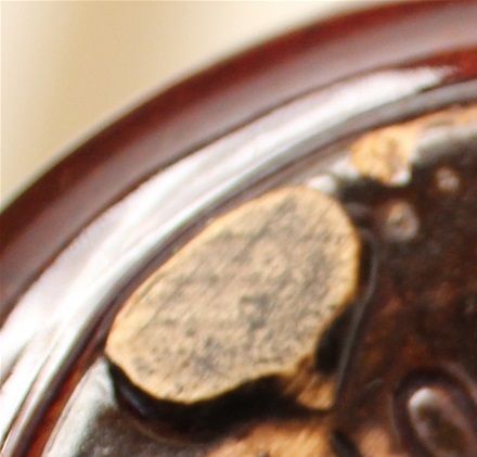 Marque sous la théière: Two cup /  Saint John / N B / Foley / Canada. Théière produite dans la première moitié du 20e siècle.