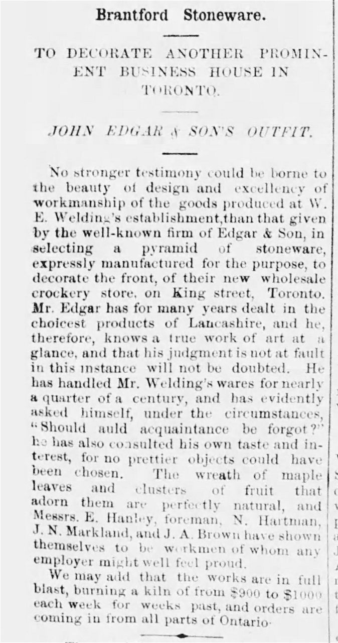 18.	Source : Brantford Weekly Expositor, July 2, 1880, p. 5. La popularité de Welding s’étend à Toronto ou le marchand Edgar & Son décore sa vitrine des produits de Brantford. La mention de décor de couronnes de feuilles d’érable et de grappes de fruits laisse songeur.