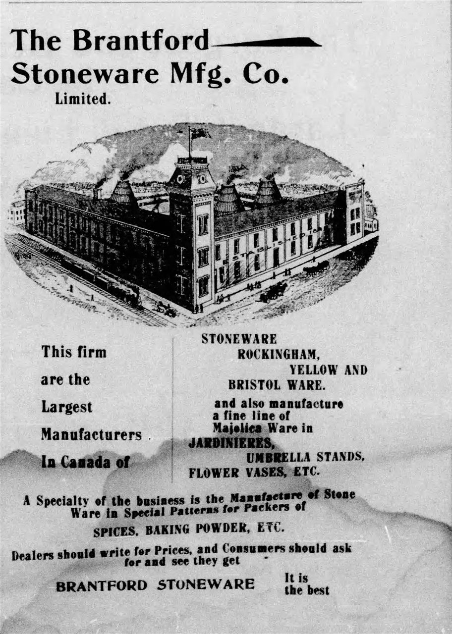 25.	Source : The Expositor, Dec 17, 1898, p. 23. Voici une meilleure vue de la Brantford Stoneware Mfg Co. en 1898, avec une énumération de leurs types de produits, notamment le majolica pour des jardinières, des vases pour parapluie et des pots à fleurs. Une annonce du 13 septembre 1899 (ibid.) indique H. Schuler comme gérant, W.J. Weller en charge du département de production Rockingham et Bristol et James Schuler en charge de celui du grès.