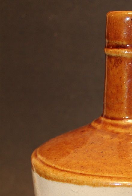 Cruche pour le vin, Insculpée BRANTFORD, c. 1904. Le Lovell's Directory indique Comte, Forbes & Co. à ces adresses de Montréal seulement pour 1904. La compagnie était la seule autorisée à importer le vin des pères blancs d'Afrique! En 1886, avait lieu le premier départ d’un futur Père Blanc Canadien pour Alger, le montréalais John Forbes, un parent peut-être de l'associé de Comte.