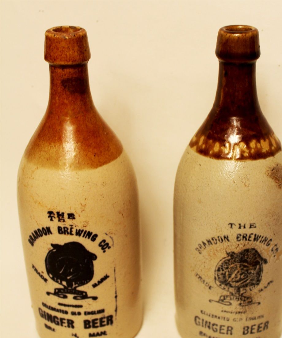 Bouteilles de bières à gingembre de la Brandon Brewing Co de Brandon, Manitoba. Les bouteilles utilisées par la Brandon Brewing Co ont été fabriquées par la Brantford Stoneware Manufacturing Co., Ontario. Information fournie par Scott Wallace, expert et co-auteur de deux livres sur les Bouteilles de gingembre au Canada.