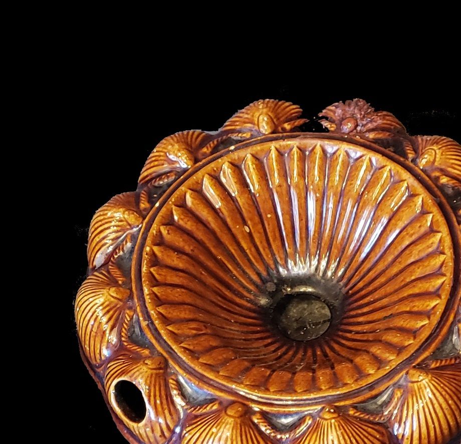Crachoir à coquilles et cordes conforme aux tessons du site de Cap-Rouge. Ketchum, p. 270 (American Pottery and Porcelain, 2000) en illustre un semblable mais non identique, affirmant que la Bennet Pottery à Baltimore en aurait fait de ce modèle.
