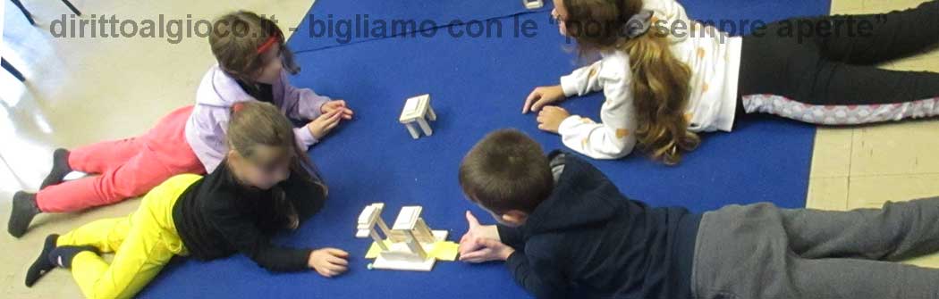 giocare con le biglie e le costruzioni in legno