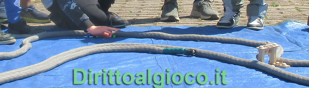giocare a biglie in una pista fatta di corde