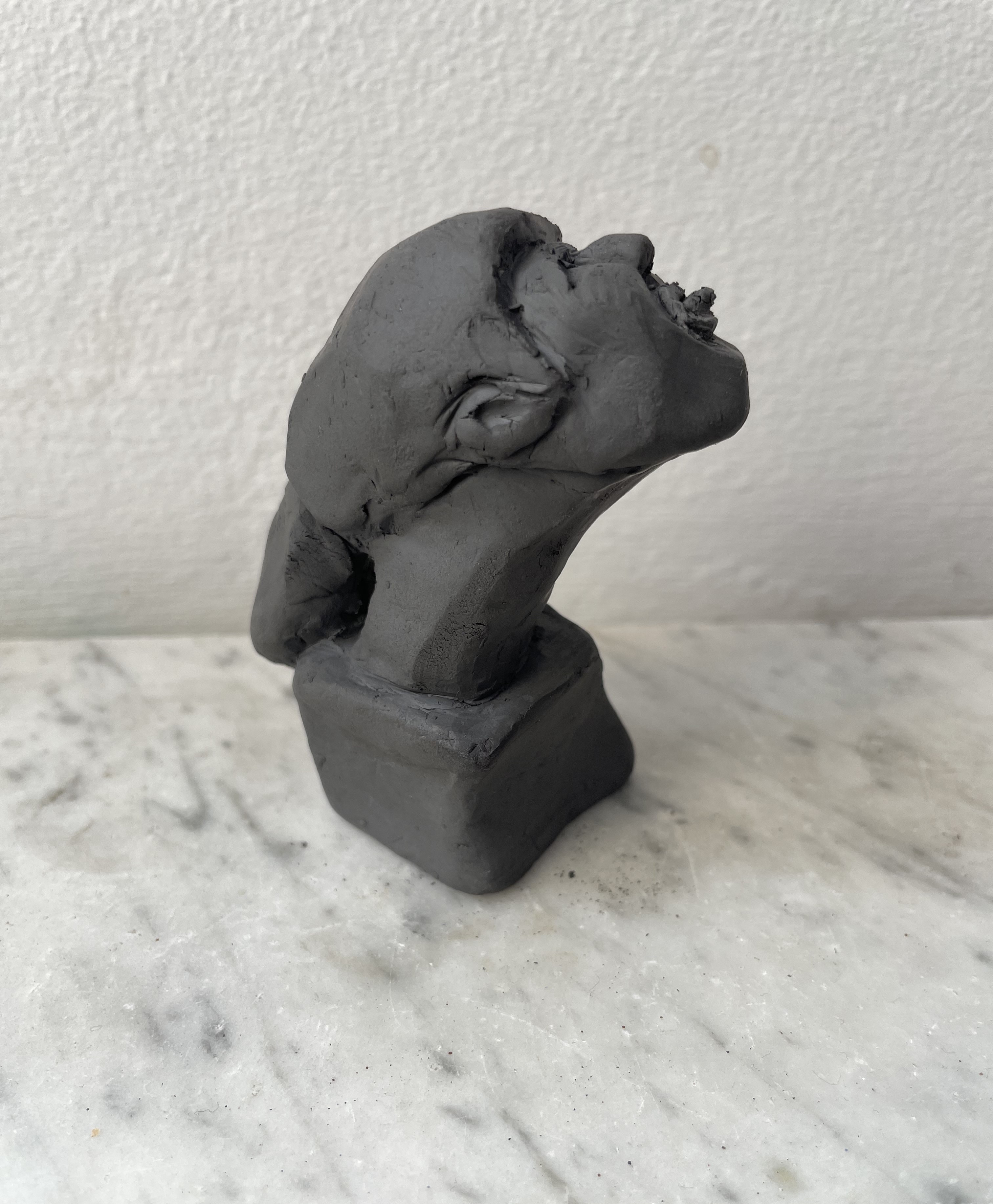 Sort lerskulptur_3b