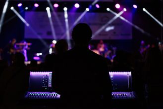Club DJ | Professioneller DJ für Clubs, Partys und Festiva