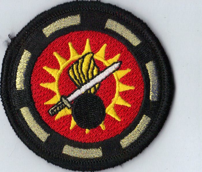 AMMUNITIONSRYDNINGSCENTERENE
Autoriseret:
Medio 1997 	 
Anlagt:
1. september 1997	
Motiv:
En lærering med en rød cirkel hvori strålekrans med brændende bombe og sabel,

	
Symbolik:
Den røde cirkel symboliserer ild og eksplosion. Den gule strålekrans refererer til personellets evne til at fortage bortsprængning af alle former for ammunition. Den brændende bombe, hvis flamme er gennemskåret af en ingeniørsabel M/1866, refererer til personellets kunnen med hensyn til at afbryde tændforløbet i en ammunitionsgen