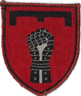 4. PANSERINGENIØRKOMPAGNI
Autoriseret: 
December 1983 	 
Anlagt:
1. Marts 1983	
Motiv:
Oprakt pansernæve hvor over et brosymbol, alt skjoldlagt	
Symbolik:
Brosymbolet er troppetegn for ingeniørtropperne og findes næsten på alle ærmemærker for ingeniørenheder. Pansernæven refererer til gennembrudskraft og styrke.
Skjoldfarven er farven for 1. enhed og symbolisere tillige ildhu og sammenhold, hvilket egentlig er en fejl, henset til kompagniets nummer, hvorfor farven burde være gul. 	
Beskrivelse: 
Et sortkantet højrødt skjold i størrelsen 53X68, en pælstillet sort højre panserhandske med sølvgrå konturer og scharteringer overfor hvilken sort brosymbol.
For OFF/BM er mærket påsyet et sort stofunderlag.
Bæring:
Anlagt på venstre overærme til kampuniform M/84 
Varianter:
I størrelsen 53x64 MM med en small rød rand for MG 
Valgsprog:
Indføres først senere 
Fremstilling:
Kendes ikke
