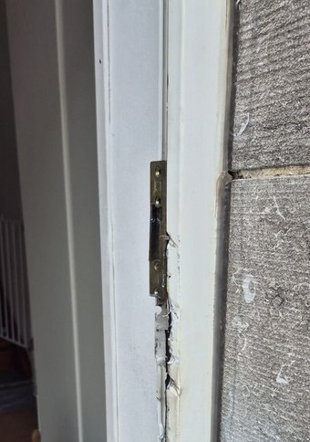 Réparation de porte endommagée après tentative de vol Réparation de porte endommagée après tentative de vol