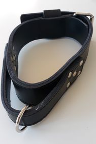 Dubbele lederen interventie halsband met handvat.