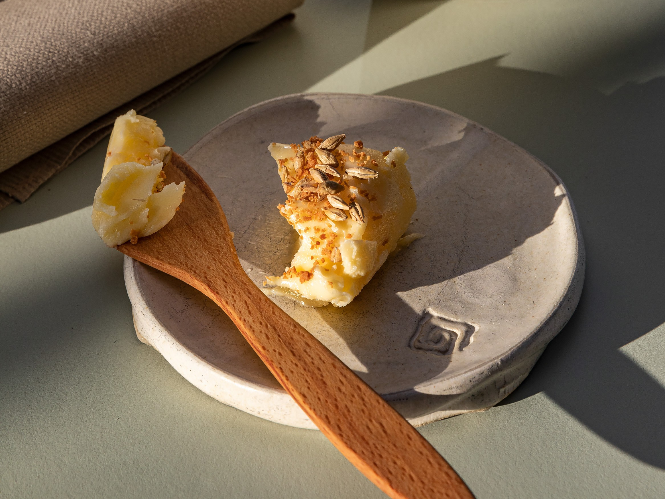 Dorte Visby keramik, sidetallerken stentøj 'Sand'