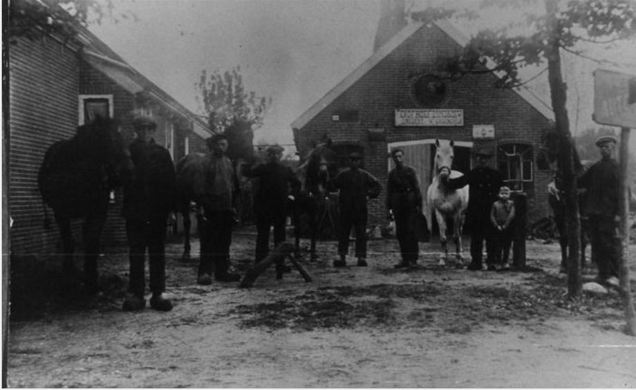 Exloo - Groeneveld - Hoofdstraat (1925) 2e van links Willem Groeneveld