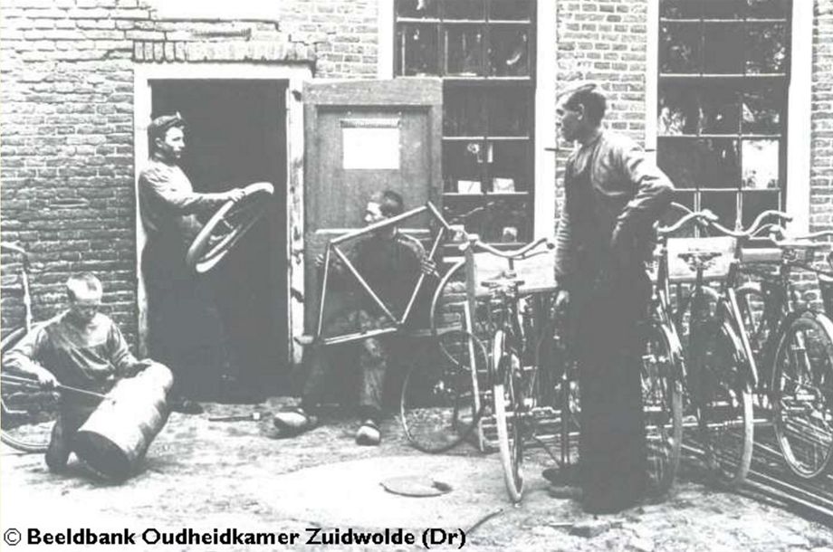 Echten - Seubring, later Baas - Echtenseweg 5. Afgebroken i.v.m. verbreding Hoogeveense Vaart.
