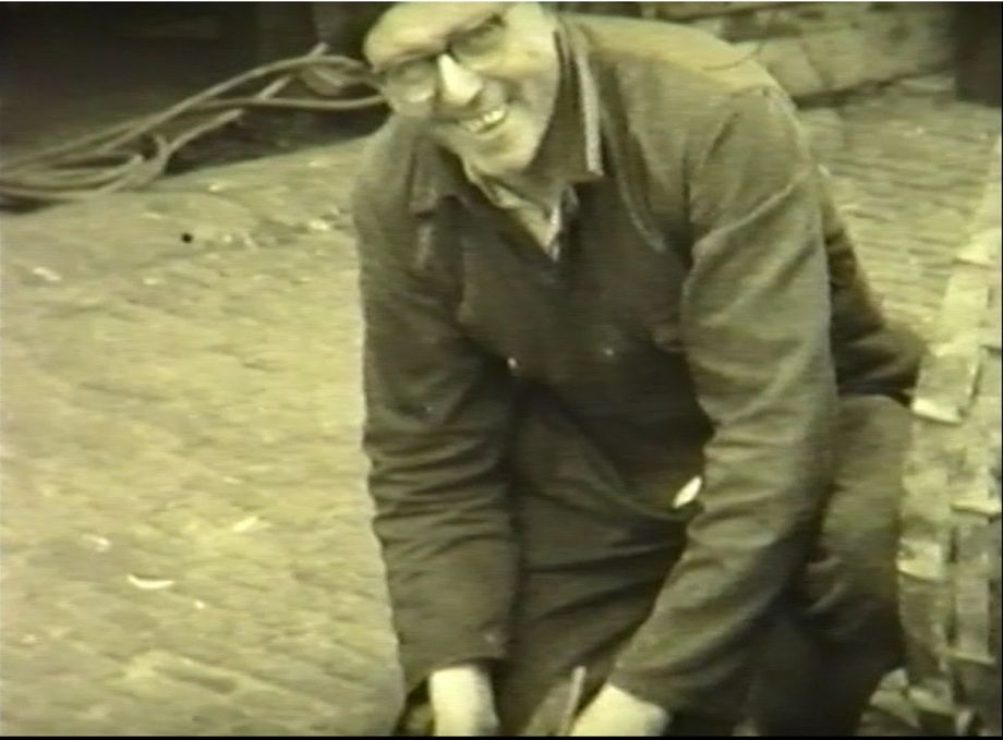 Vredeveld, Jan - Wapserveen (1947-1960) Messen van een maaimachine scherpen