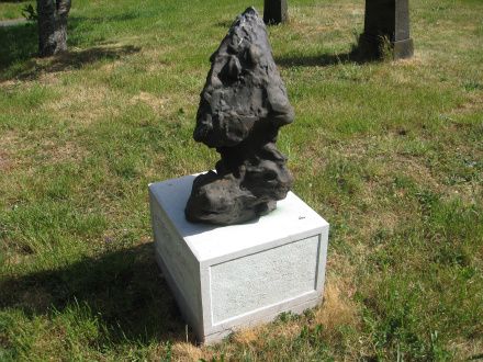 Asger Jorns gravmæle på Grötlingbo kirkegård (Asger Jorns selvportræt)-