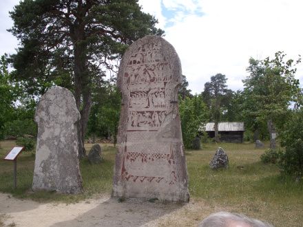 En af Gotlands store attraktioner, er billedstenene. Her står de stadig i naturen, med stærk forvitring til følge. Disse er fra vikingetiden.
Fallosfaconen er kendetegnende for vikingerne, deres selvtillid fejlede ingenting. 