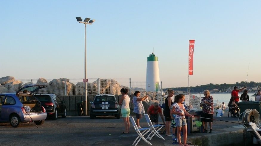 Family fishing at Villeneuve-Loubet