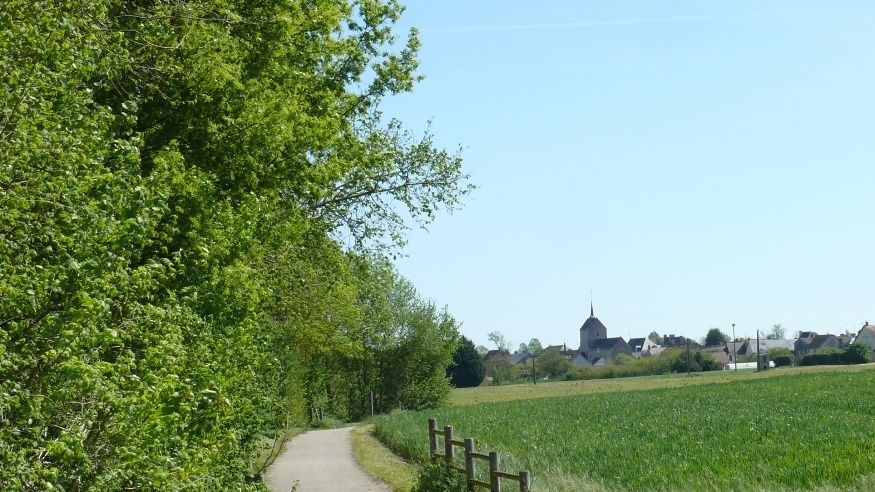 Approaching Nouan-sur-Loire
