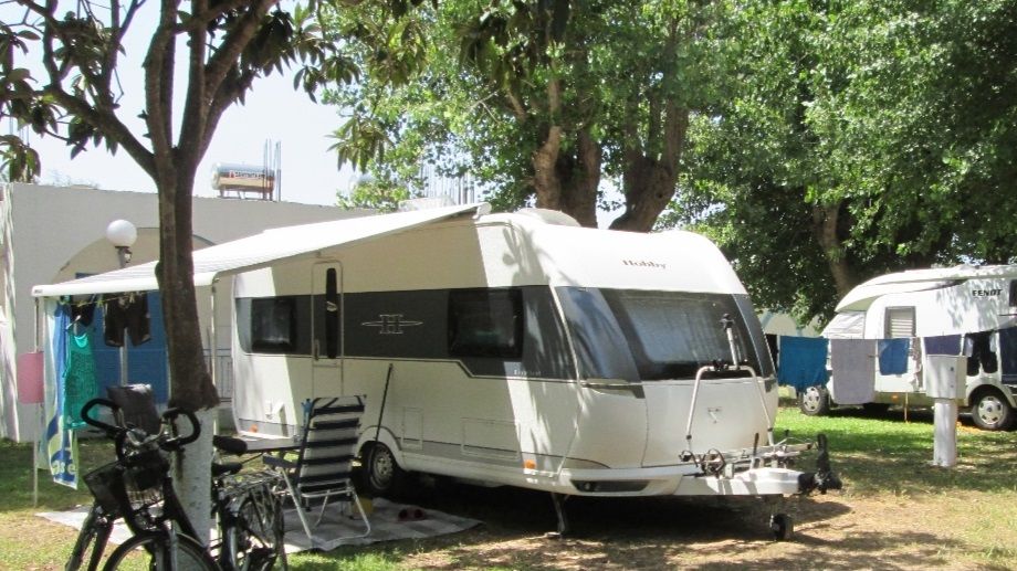 The land grab by the caravanner from the bikes on the left to the tree near us for the washing line. The car was out at the time.