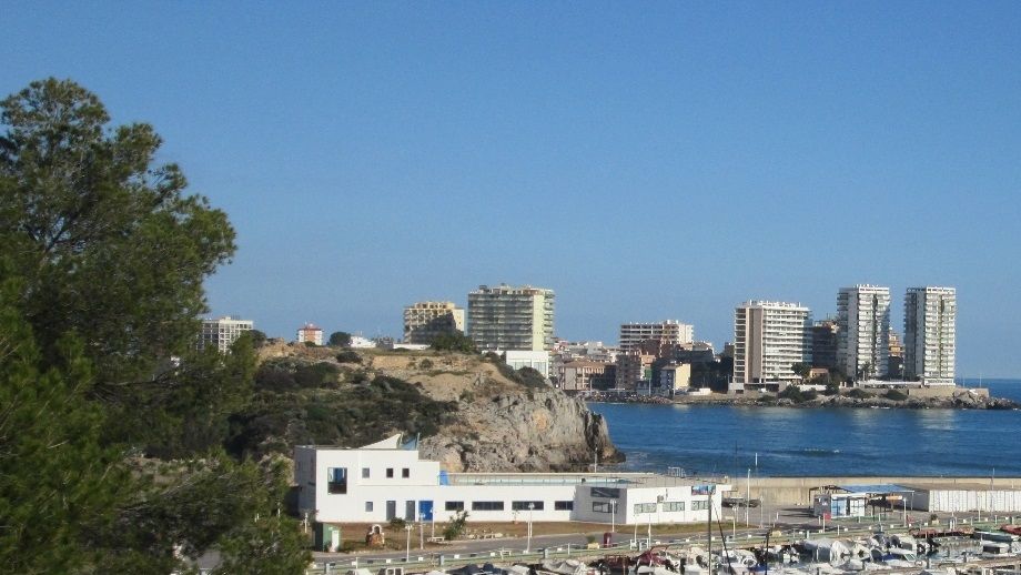 The marina on the approach to Oropresa