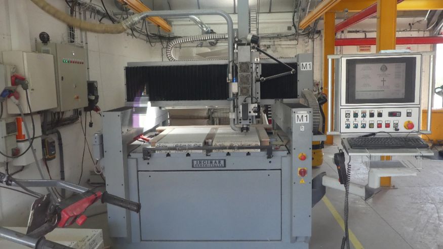 The computerised two-headstone engraving machine.