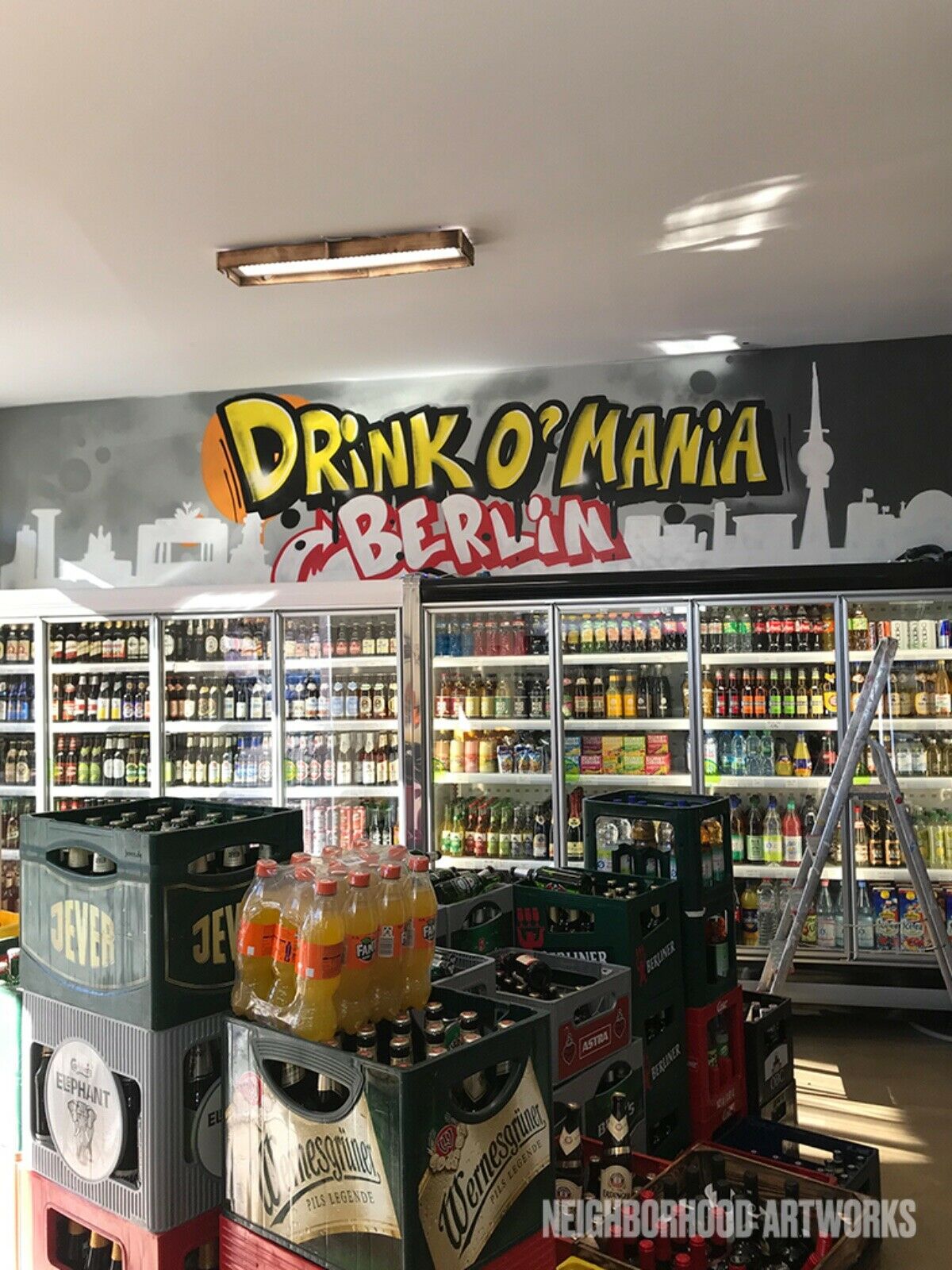 Graffiti-Schriftzug Drink O' Mania in Berliner Späti