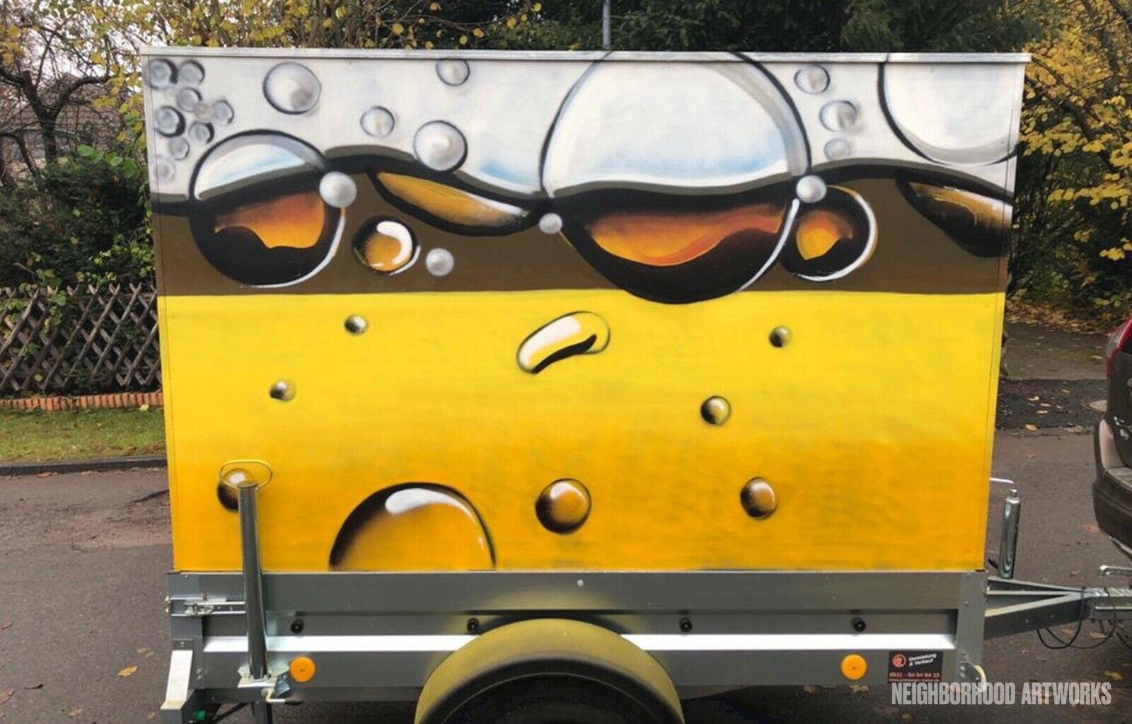 Anhängergestaltung mit Graffiti von Bierschaum
