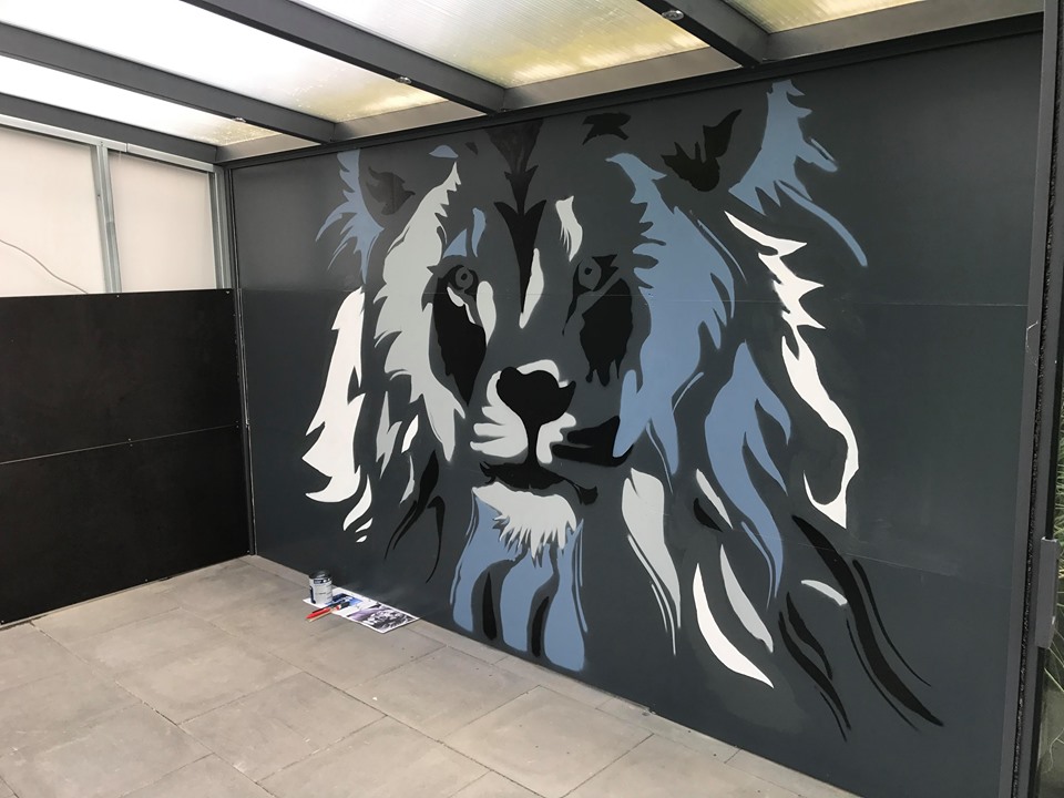 Wandbild mit Löwenkopf-Graffiti in Schwarz-Weiß