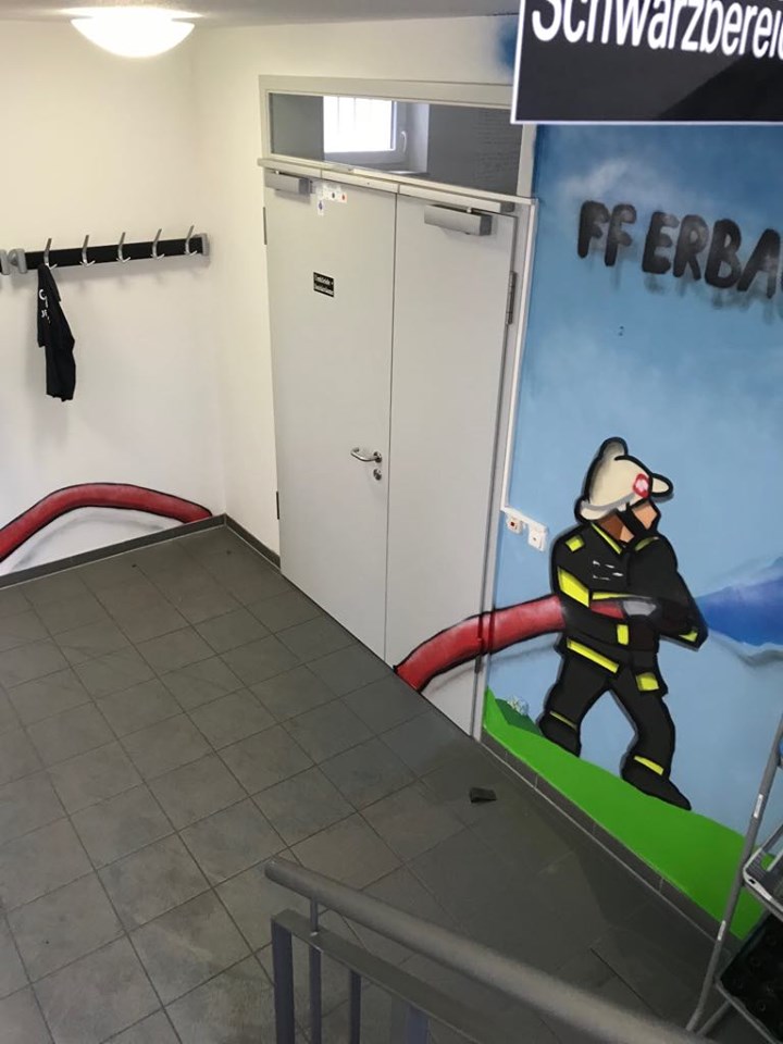 Feuerwehr-Graffiti in Umkleideraum mit Löschschlauch