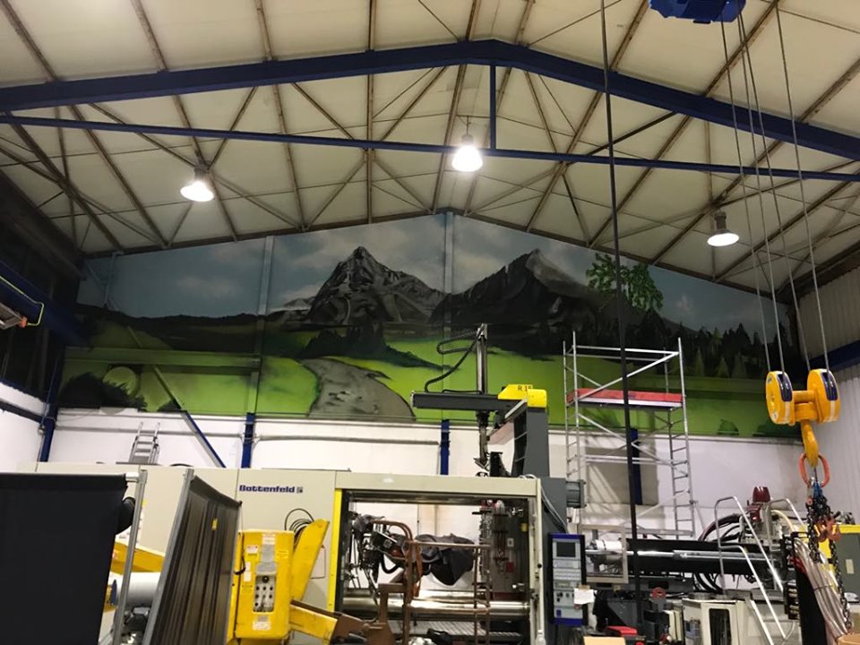 Wandgestaltung mit Berglandschaft-Graffiti in Werkstatt