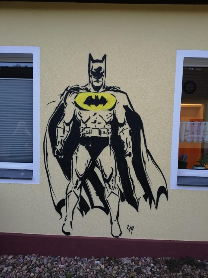 Batman Graffiti auf Innenwand in schwarz-gelbem Comic-Stil