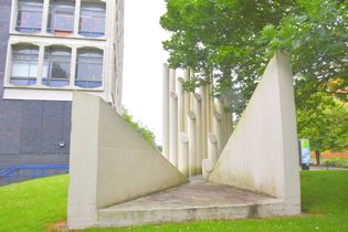 Echelon with concrete pillars (2)