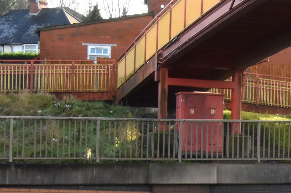 Duncan Edwards way, wall decoration representing coal seams beneath the town