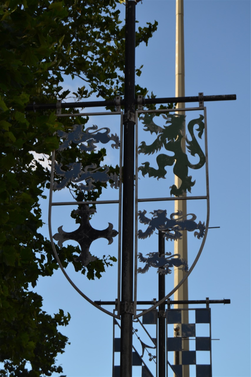 King St, Heraldic coats or arms of former owners of the castle. Designed by Steve Field 1995