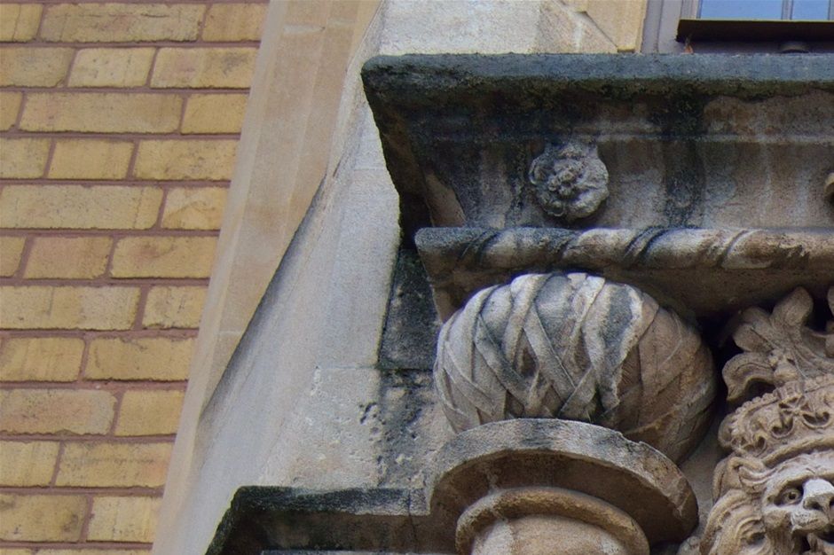 King Edwards coat of arms and busts. Thomas Smith. Webb and Gray of Dudley 1908 -1931