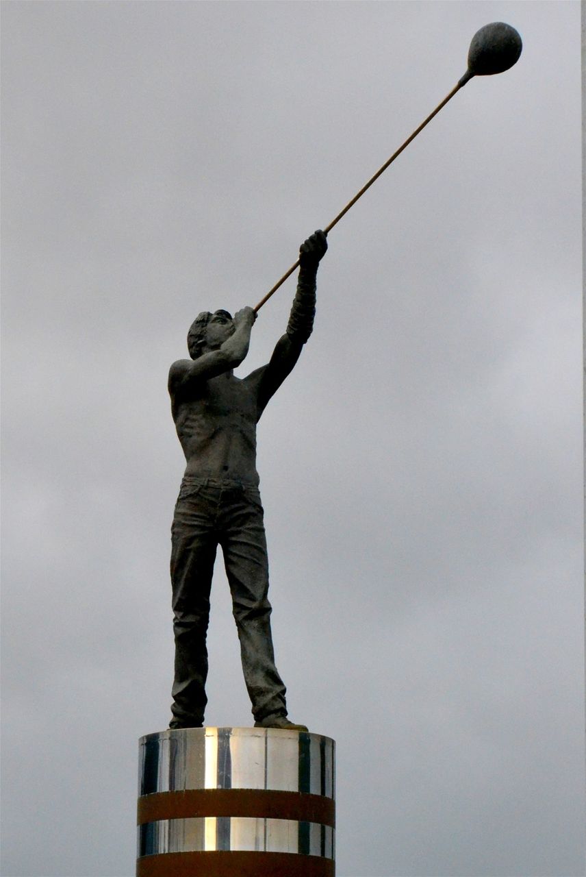 Glass blower at bus station, designed by Steve Field, sculpted by John McKenna 1995